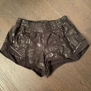 Lululemon shiny graphic hotty hot 2.5 inch shorts